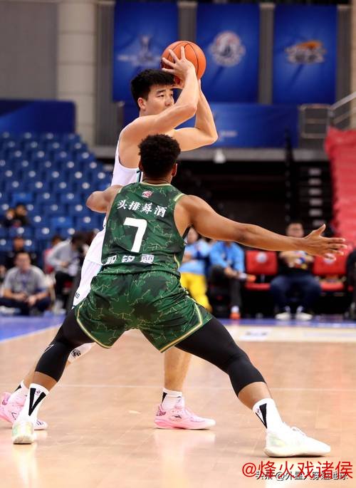 CBA夏季联赛：吕俊虎砍21分青岛狂胜首钢，范子铭贡献11+8