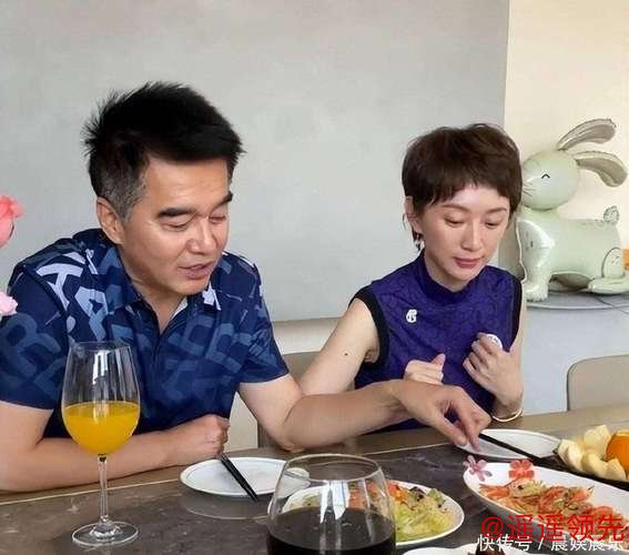 许亚军美国陪子用餐！儿子称父亲从未缺位，缺席葬礼为何？